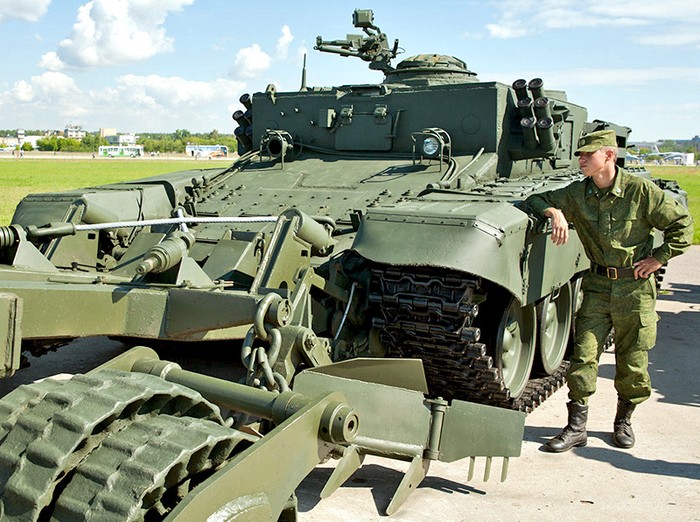 Lính Nga đứng chụp ảnh gần một chiếc xe đào xới mìn chuyên dụng của công binh